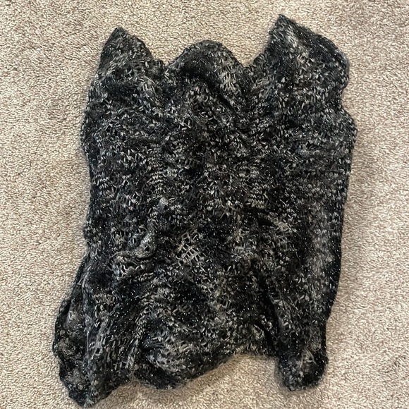 🌼3/$30 Black Metallic Ruffle Scarf - Picture 3 of 4